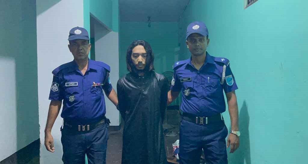 ঘুম ভাঙিয়ে শিক্ষার্থীকে নিজের কক্ষে নিয়ে যান শিক্ষক, বলাৎকারের অভিযোগ